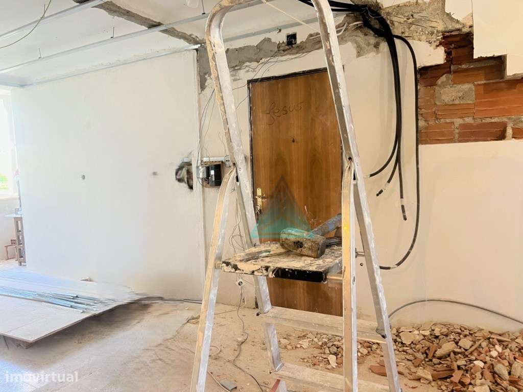 Apartamento T2 em Benfica em fase de remodelação total - Grande imagem: 2/15