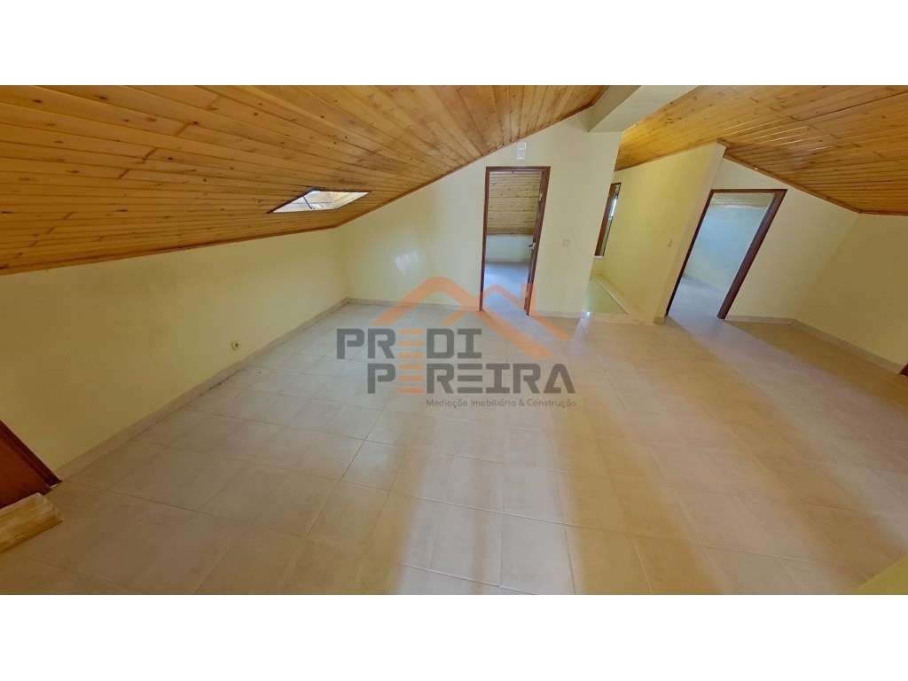 Situada em São João das Lampas, moradia T3 com terreno.-21