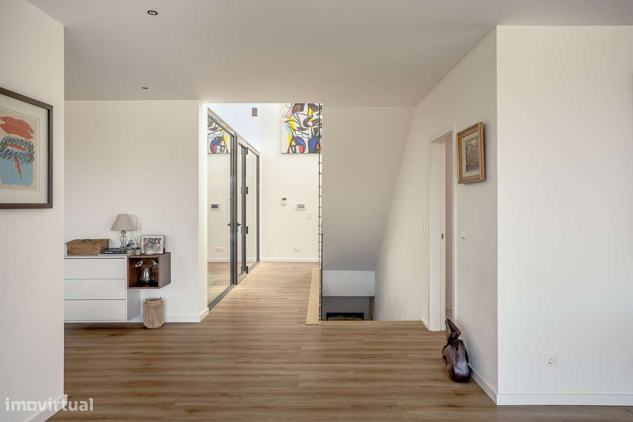 Moradia T4 contemporânea com jardim e piscina no bairro da Martinha, E-10