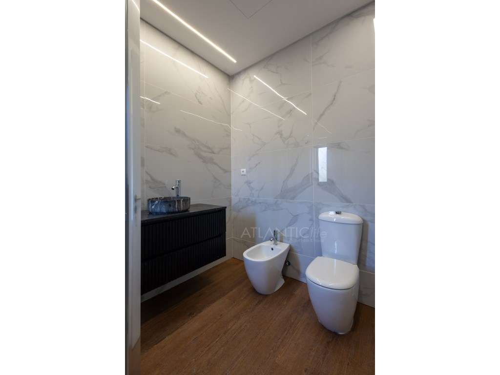 Moradia T3 Amadora com Excelentes Áreas e Espaço Exterior-26