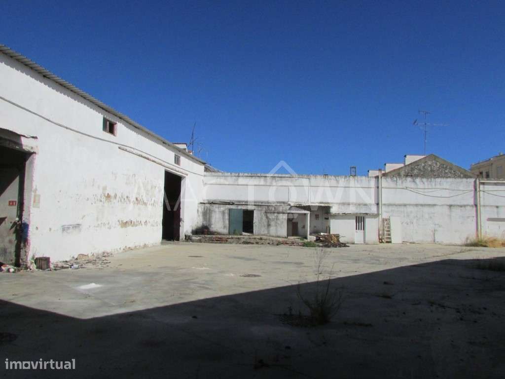 Amplo armazém junto ao Braço de Prata - Grande imagem: 4/6