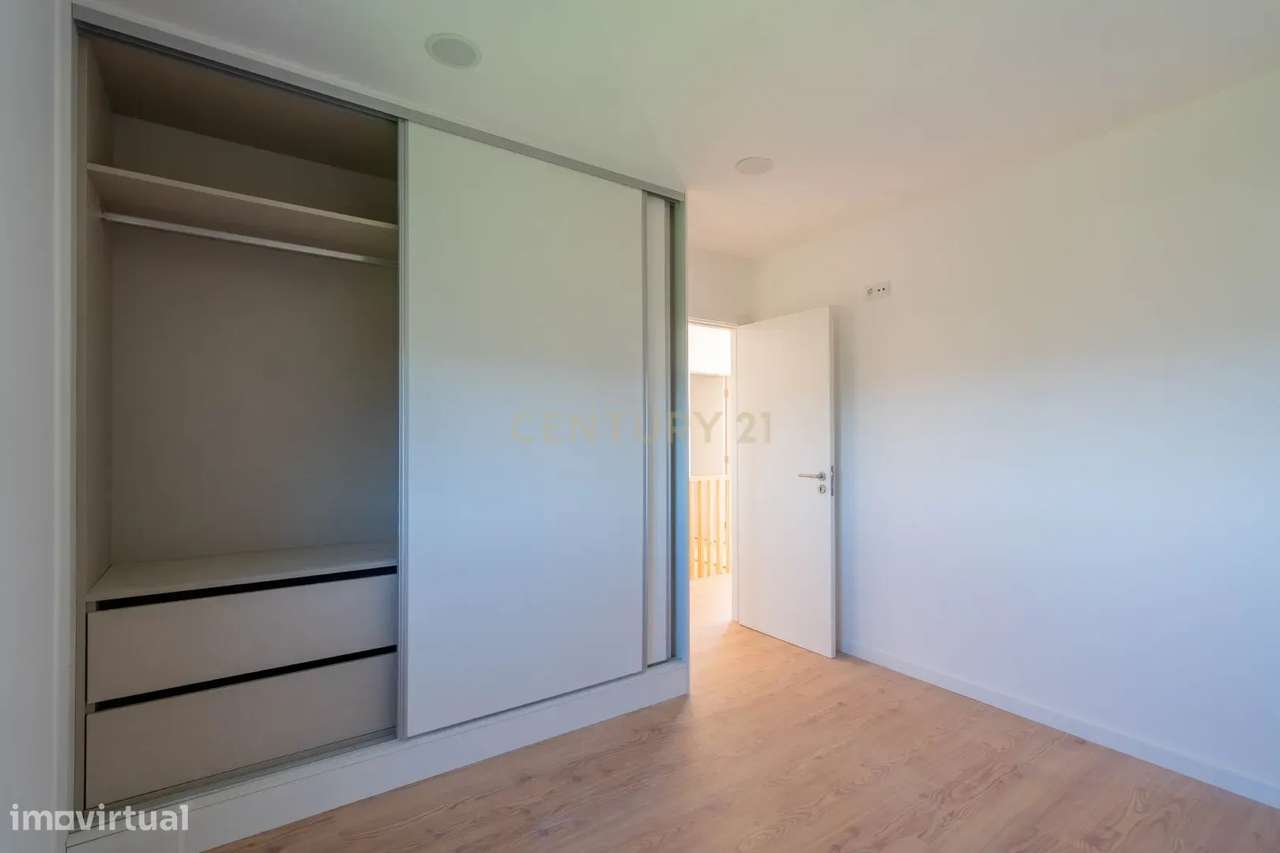 Moradia T3 de dois pisos com terreno totalmente renovada a cinco minut-43