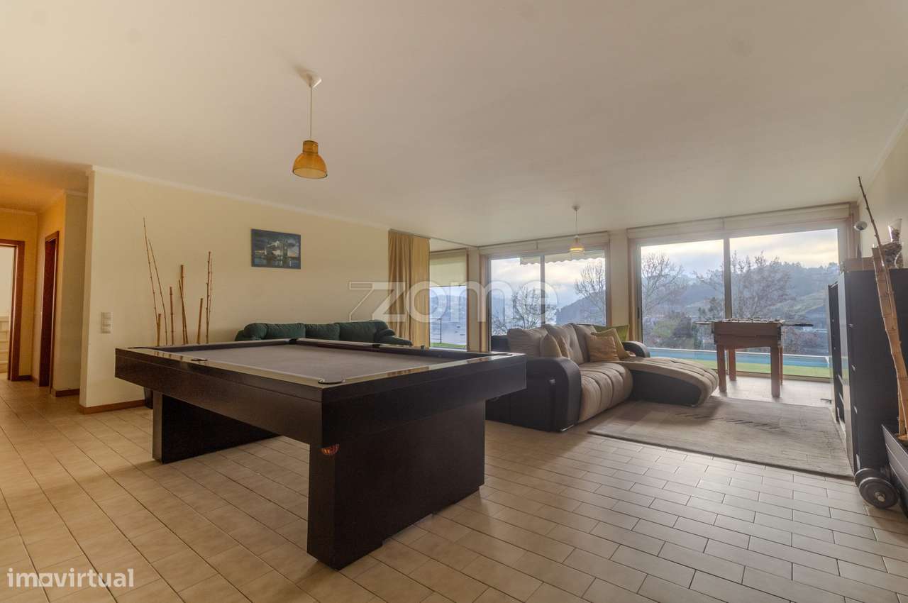 Moradia T3 | 3 Suítes e Piscina com Vista Rio-59