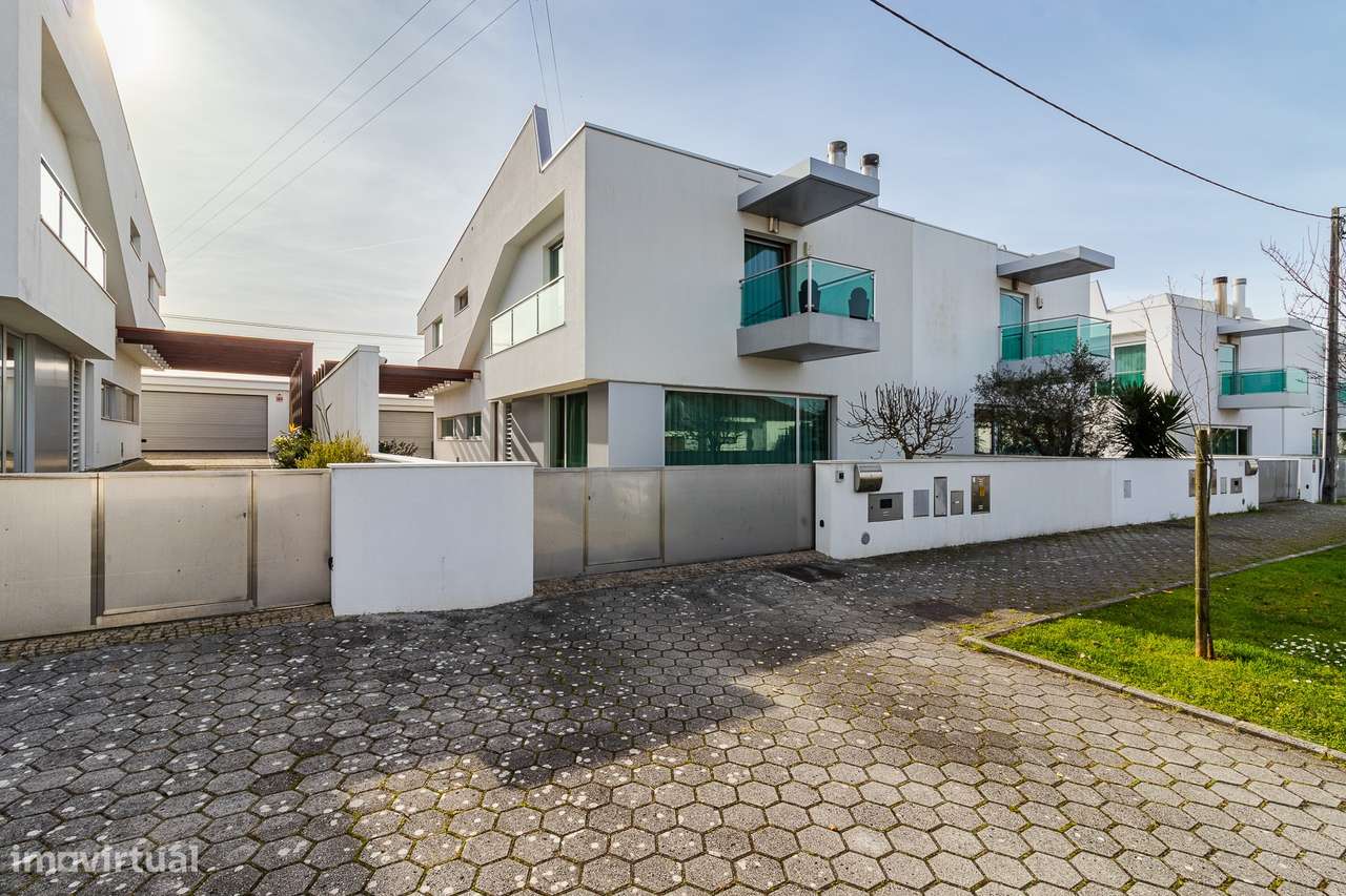 Moradia T4 com piscina aquecida e garagem dupla-5