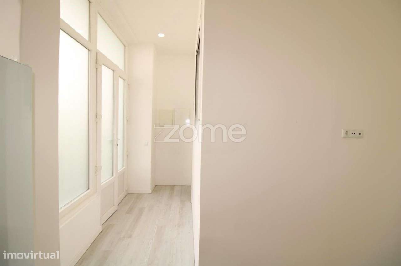 Loja Transformada em Espaço Habitacional Moderno no Laranjeiro Almada - Grande imagem: 5/21
