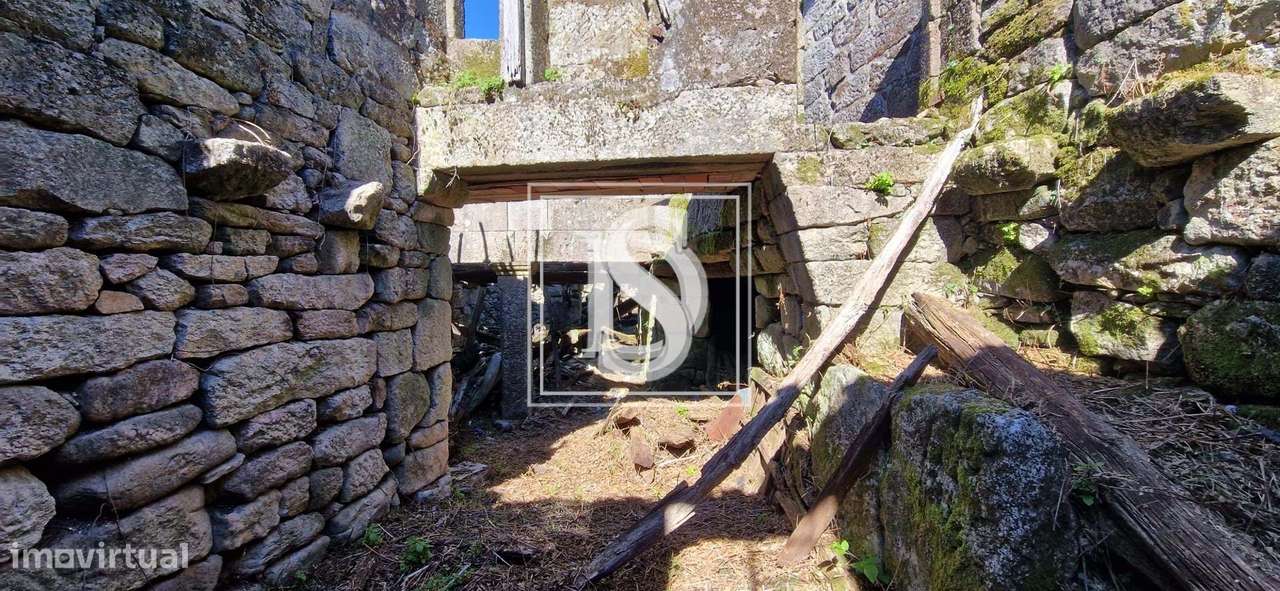 Moradia para Restaurar T3 situada em Campos, UDF de Ruivães e Campos,-21