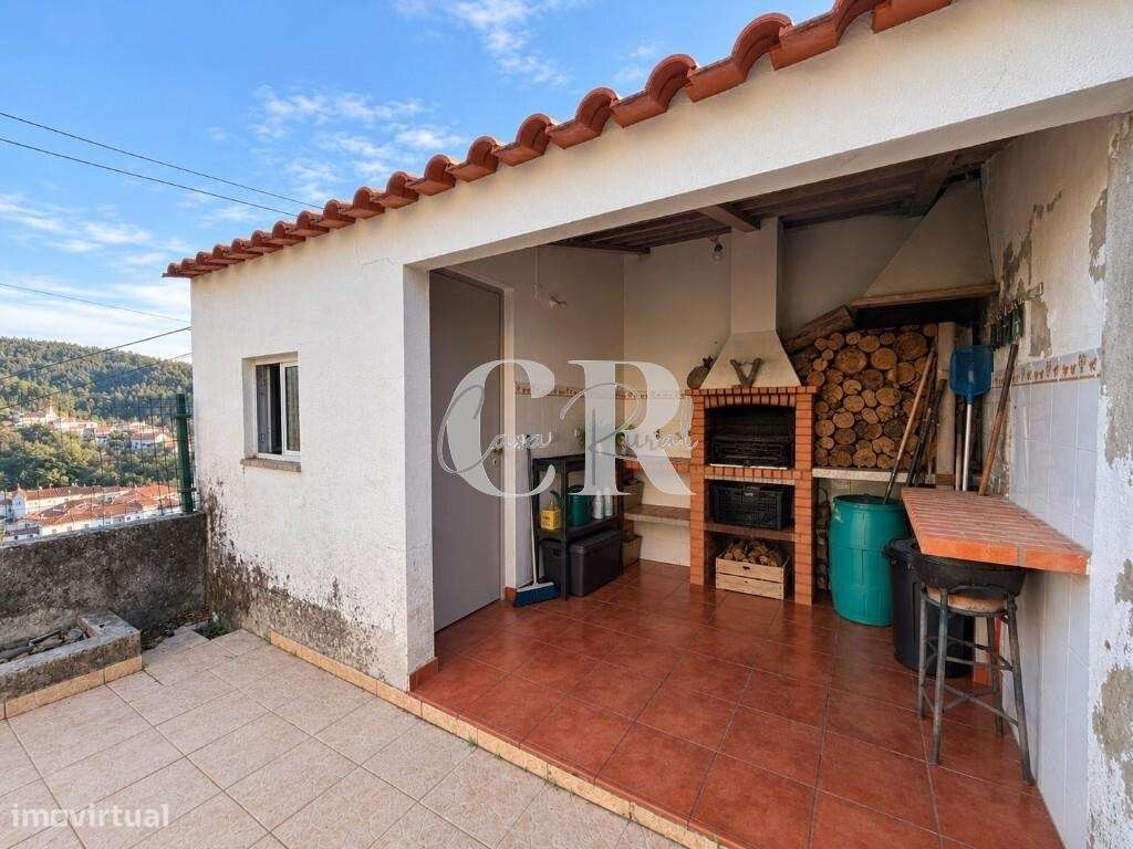 Moradia em pedra com 4 quartos, logradouro e terreno agrícola-4