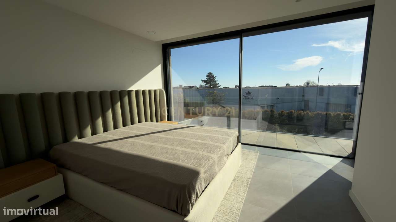Moradia Contemporânea de Luxo em Azurara | Elegância, Privacidade e Di-22