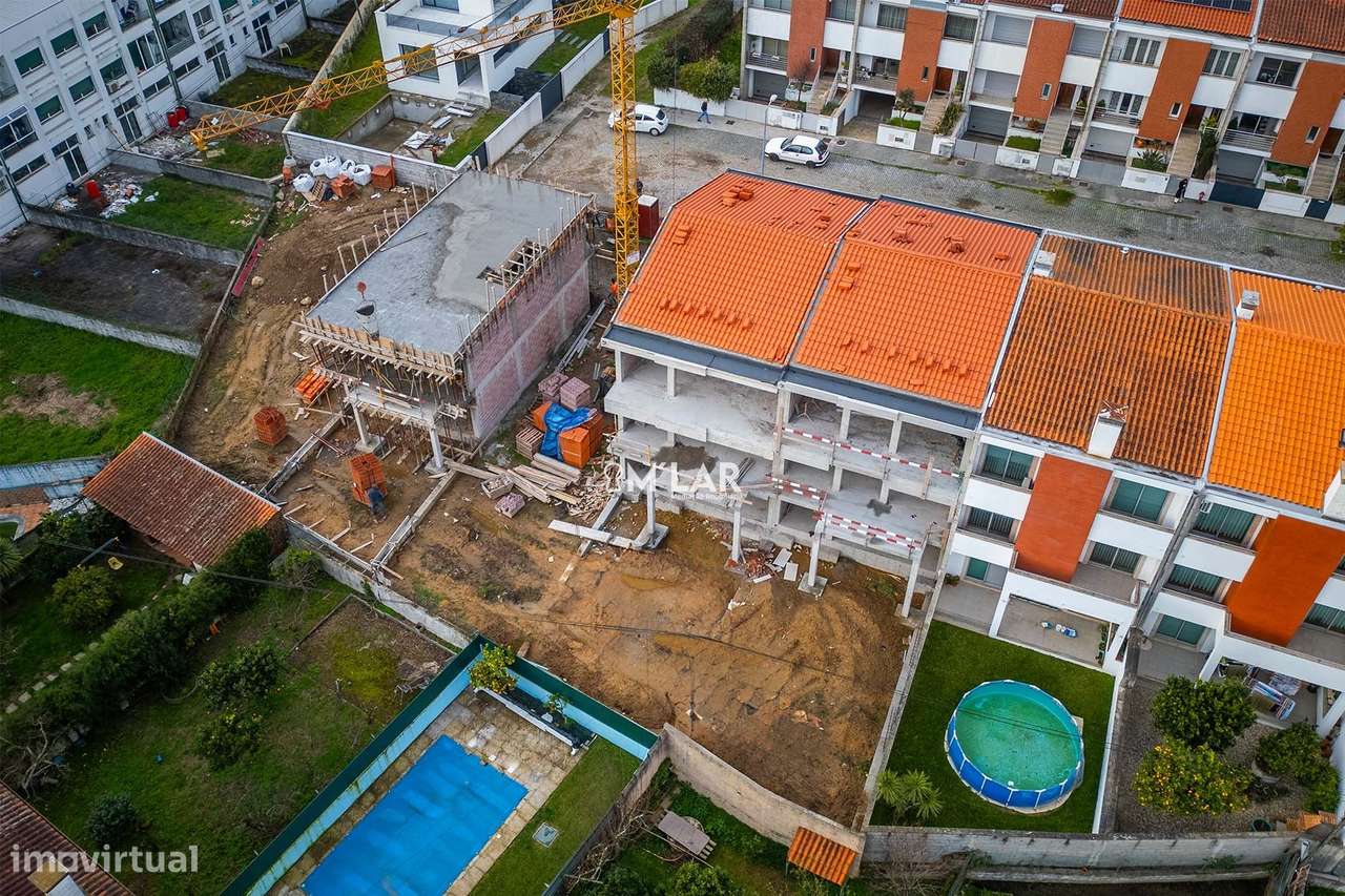 Moradia T3+1,  de gaveto, em Merelim S. Pedro – Braga-7