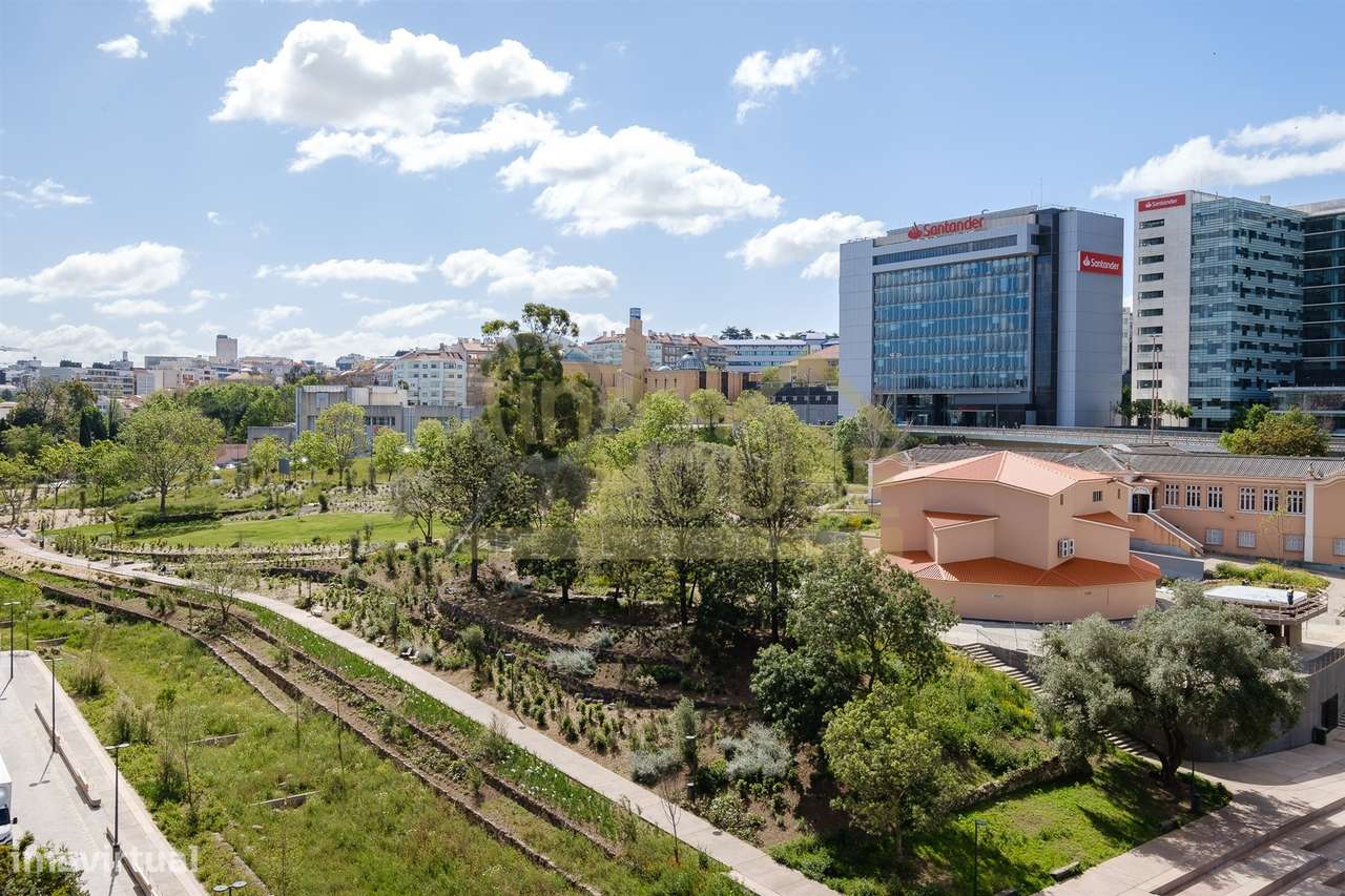 Vende-se T2 remodelado com garagem e arrecadação com vista para o jard-32