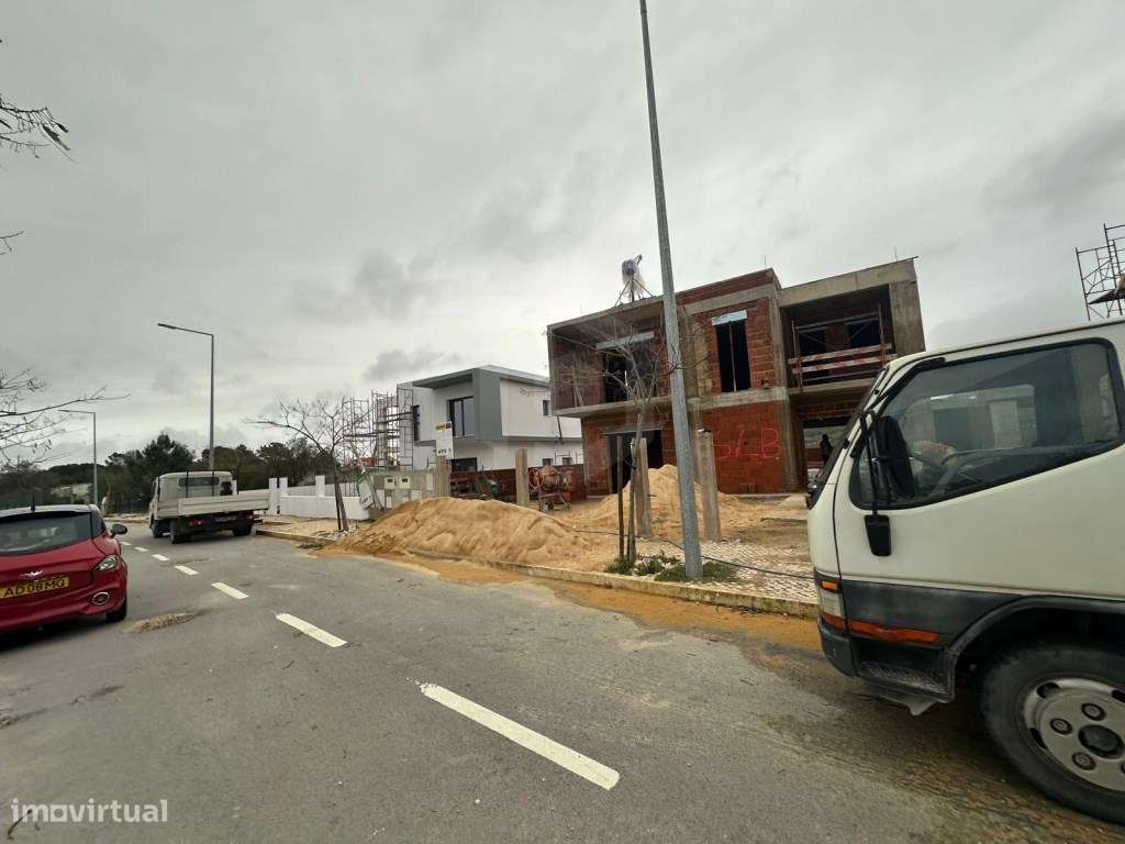 Moradia Isolada T4 com Piscina com vista desafogada para a Serra - Grande imagem: 2/23