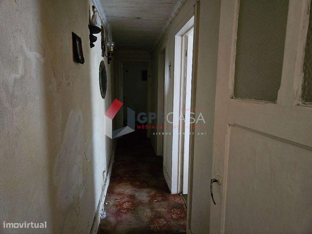 Moradia T2 para recuperar – Próxima do centro da Praia da Vitória-6