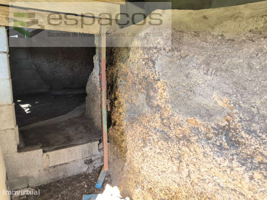 Terreno com casa em pedra e anexos - Palvarinho-6