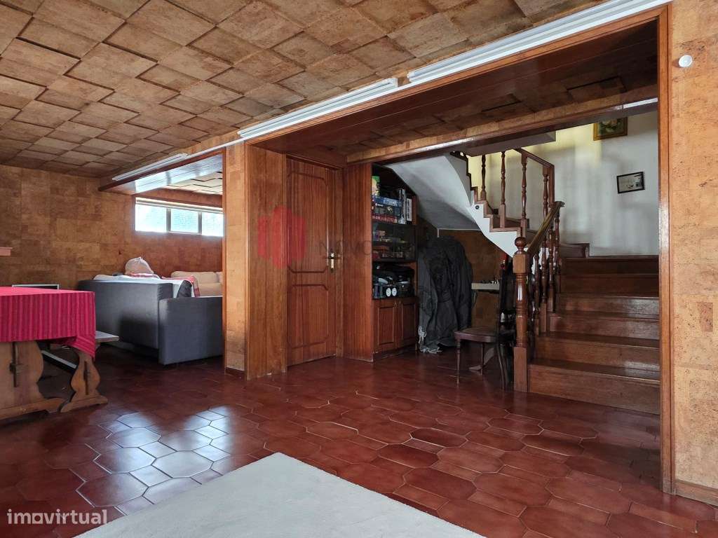 Moradia T3 de três frentes, com três pisos, anexos e garagem, inser...-20