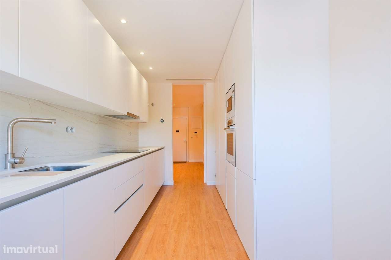 Apartamento T1 com garagem, totalmente remodelado, em condomínio com p-8