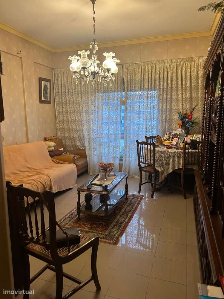 T4 para Remodelação na Estrada de Benfica – Excelente Oportunidade de - Grande imagem: 4/12