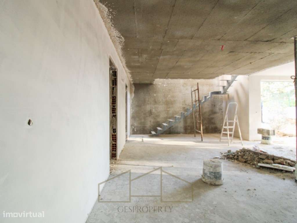 Moradia T4 Geminada com piscina na Sobreda-28