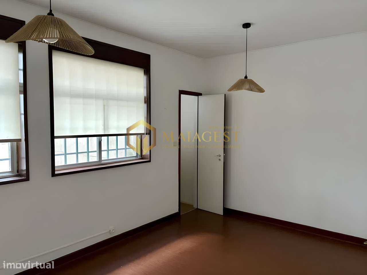 Escritório Renovado com Luz Natural no Centro do Porto - Grande imagem: 3/3