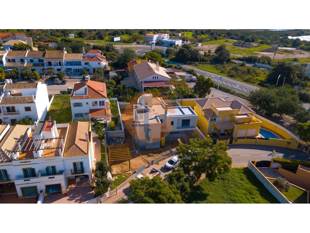 Moradia Isolada V4 com Piscina em Construção-38