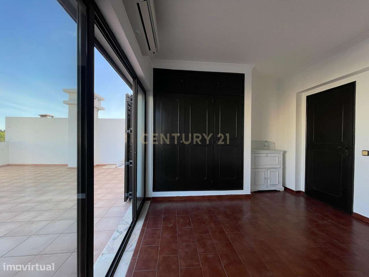Exclusivo Apartamento T2 - Quarteira - Lugar de Garagem - Varandas - P-11
