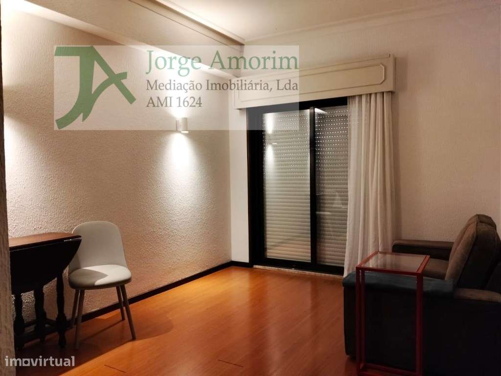 Arrenda-se T1 luminoso e acolhedor a 200 metros da Rua da Constitui... - Grande imagem: 2/13