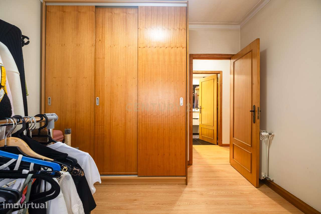 Apartamento T3 Renovado, com aquecimento central, varanda e lugar de g-24