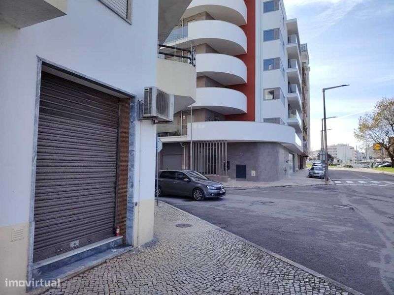 Espaço comercial em gaveto com 3 montras - Grande imagem: 4/10