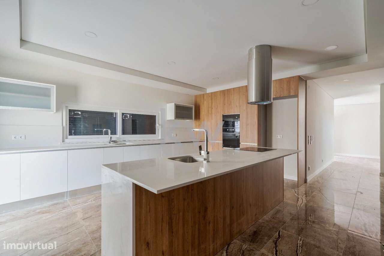 Deslumbrante moradia T5 de 2 pisos com piscina em Azeitão - Setúbal - Grande imagem: 4/27