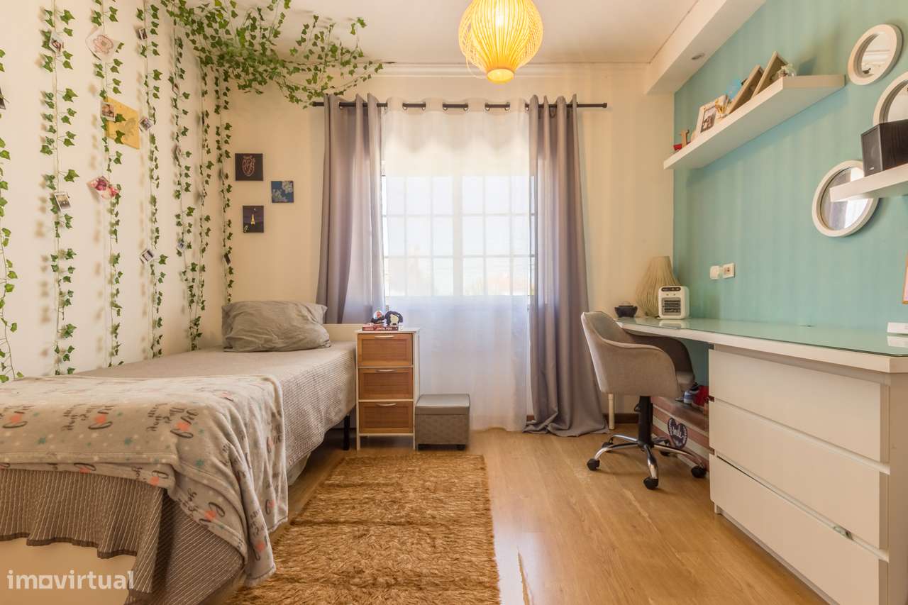 Moradia geminada T3 na Quinta do Conde com piscina, garagem e jardim-23