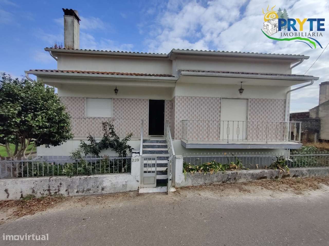 Moradia T3 composta por dois pisos situada em Várzea dos Cavaleiros - Grande imagem: 4/40