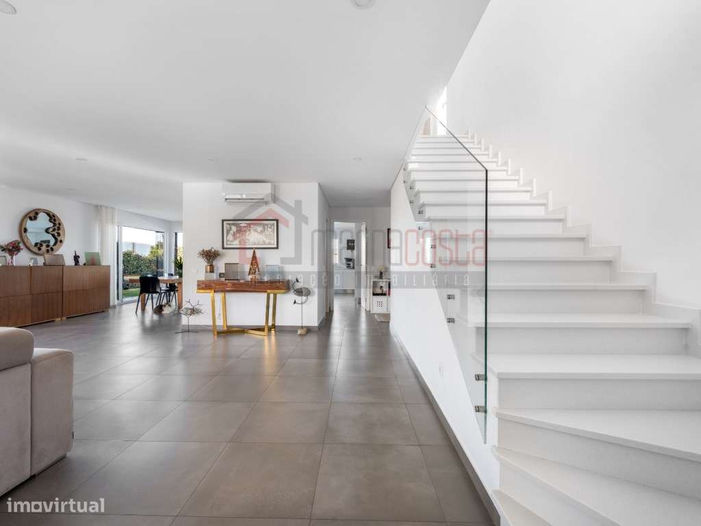 Moradia de Luxo T3 com Piscina e Vista Mar-28