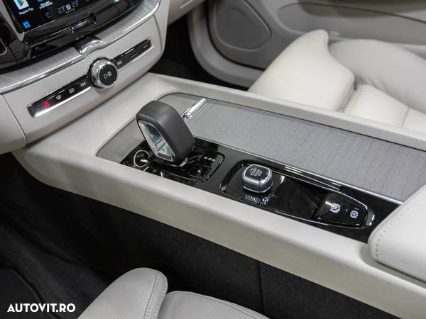 Volvo XC 60 Recharge T6 AWD AT Core - 24