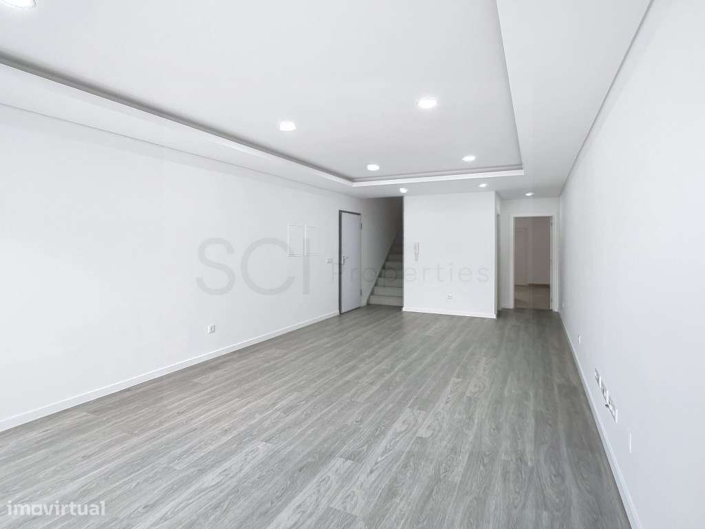 Moradia T3 duplex no centro de Fernão Ferro-6