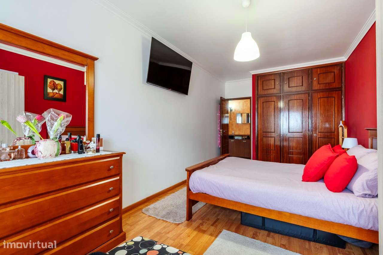 Apartamento T2 Remodelado c/ Lugar de Estacionamento em Mem Martins, S-23