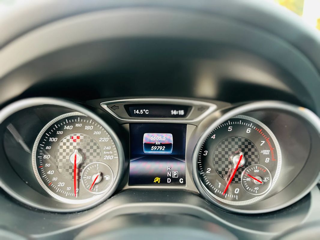 Mercedes-Benz A 180 (BlueEFFICIENCY) 7G-DCT Urban - 7