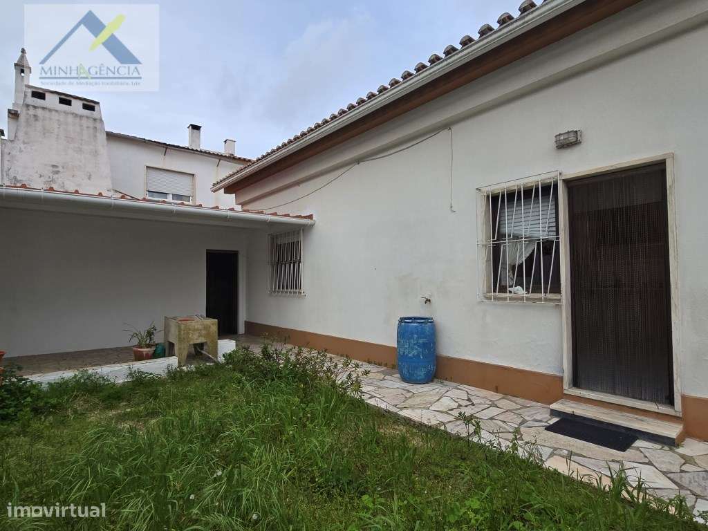 Moradia isolada com garagem na Quinta do Conde-35