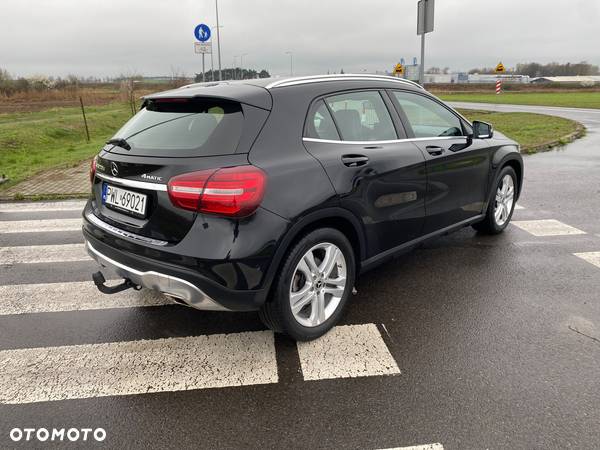 Mercedes-Benz GLA 220 d 4-Matic Style - 4