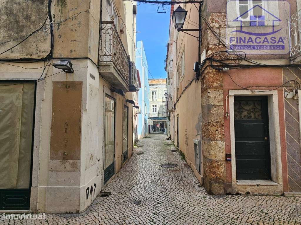 Prédio com 2 habitações e 1 loja de comércio - Baixa de Setúbal-17