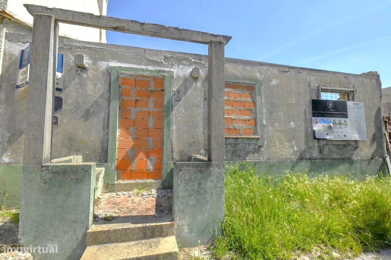 Terreno com moradia em ruína para construção em Condomínhas - Grande imagem: 3/27