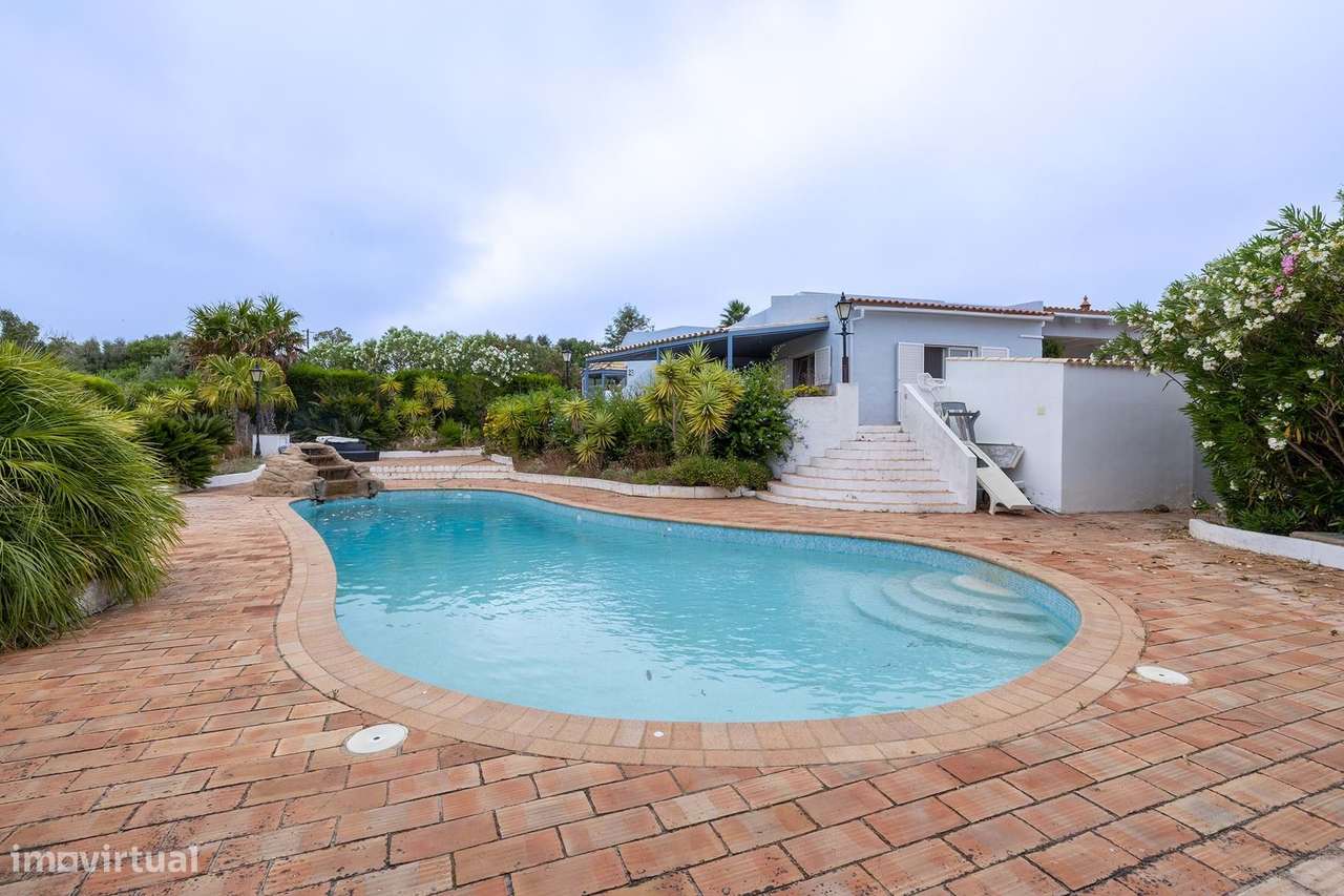 PROPRIEDADE COM CARÁCTER, ESPAÇOSA, COM PISCINA E TERRAÇO NA COBERTURA - Grande imagem: 2/33