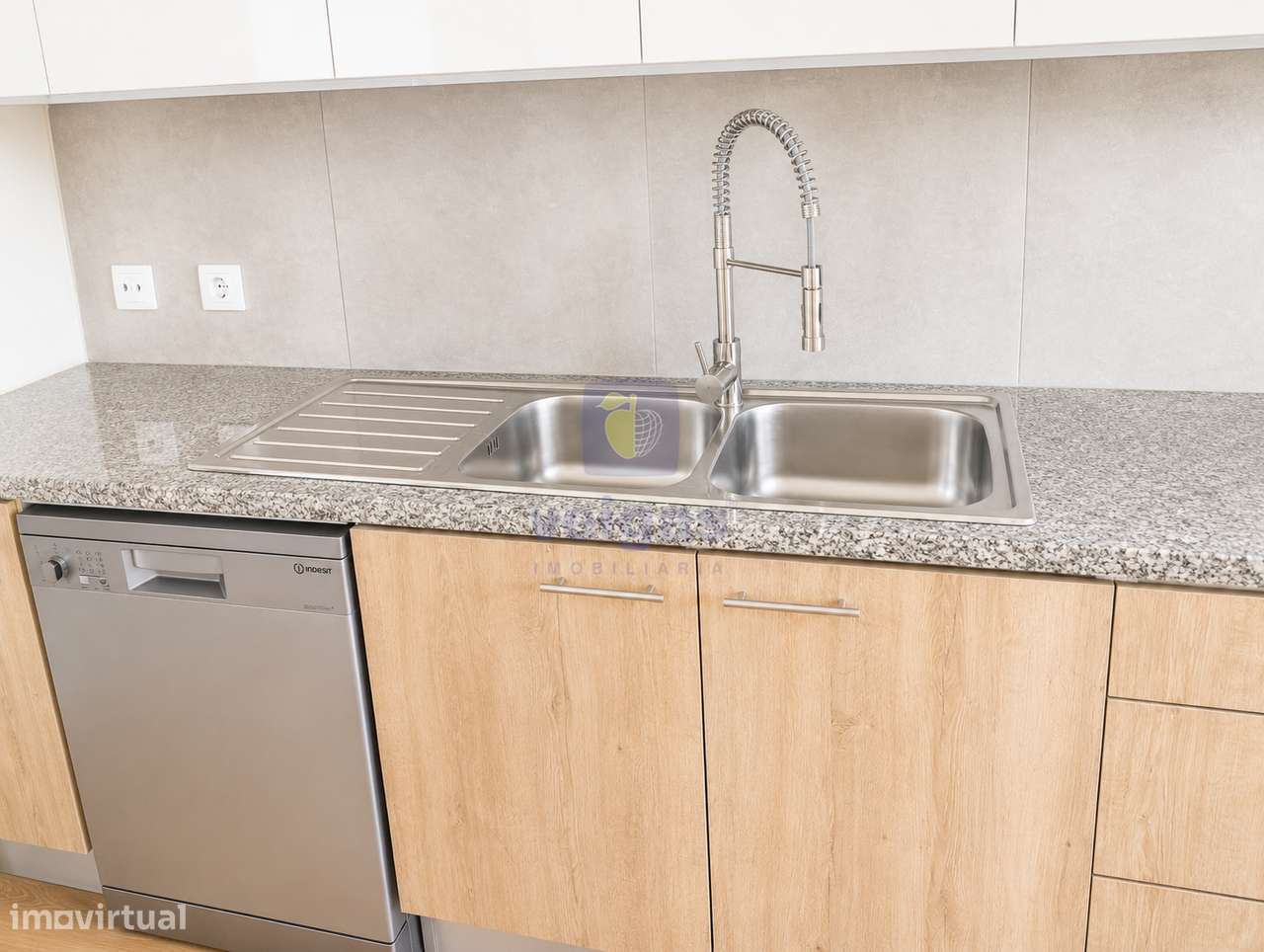 Apartamento T3 Remodelado c/estacionamento na Estrada da Luz-6