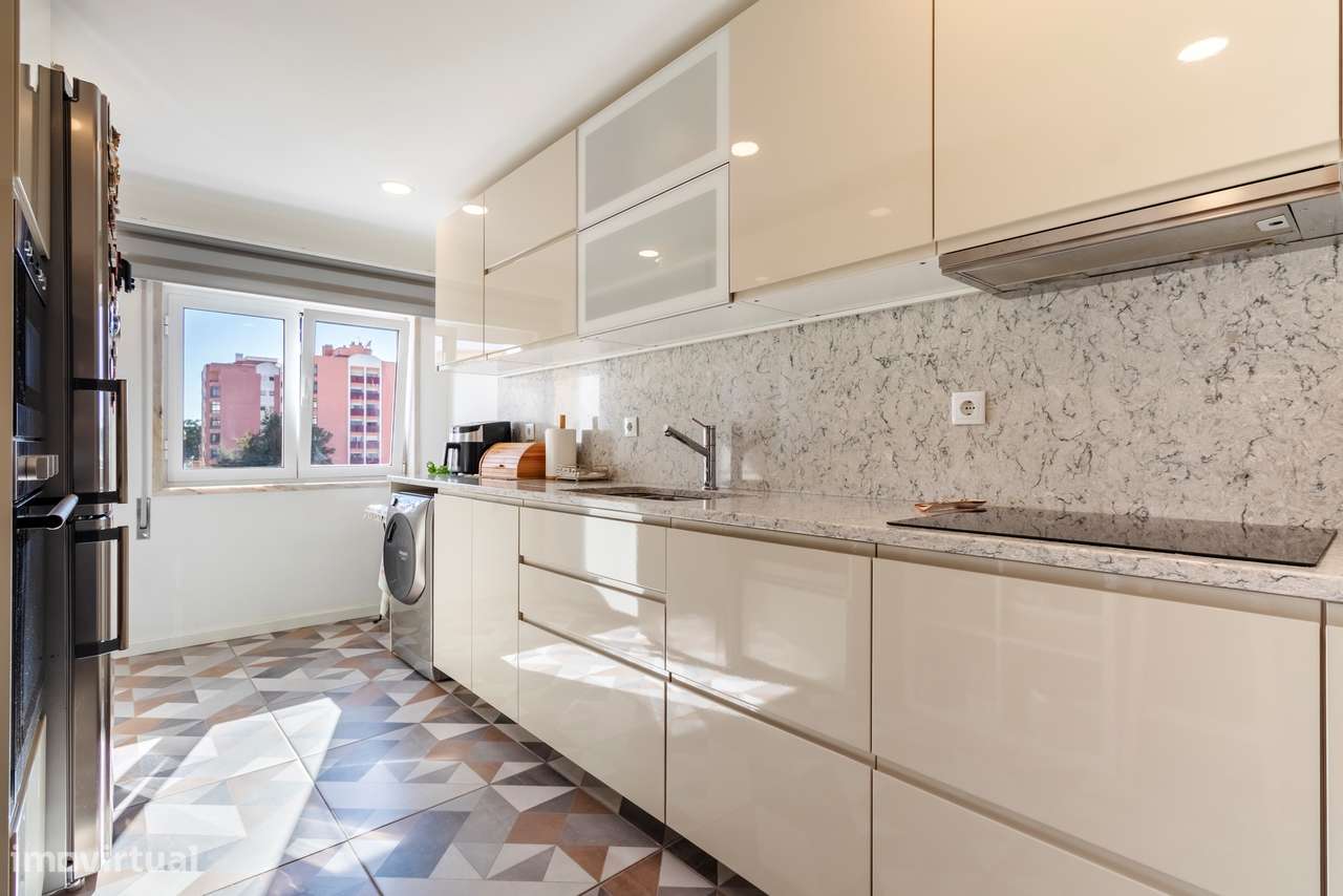 Apartamento T3 convertido em T2 c/ 2 Salas, Semi Remodelado em São Mar-17