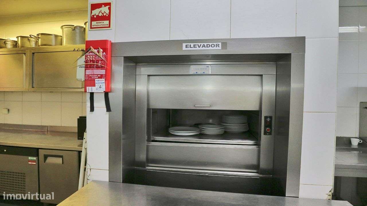 Restaurante "Castelo da Maia" Localizado em Zona Industrial,-19