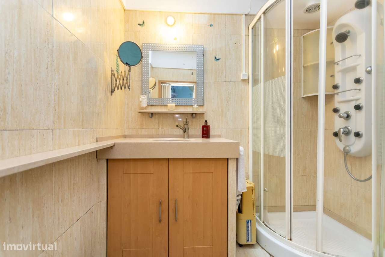 Moradia independente na Rua da Escola Nova-8