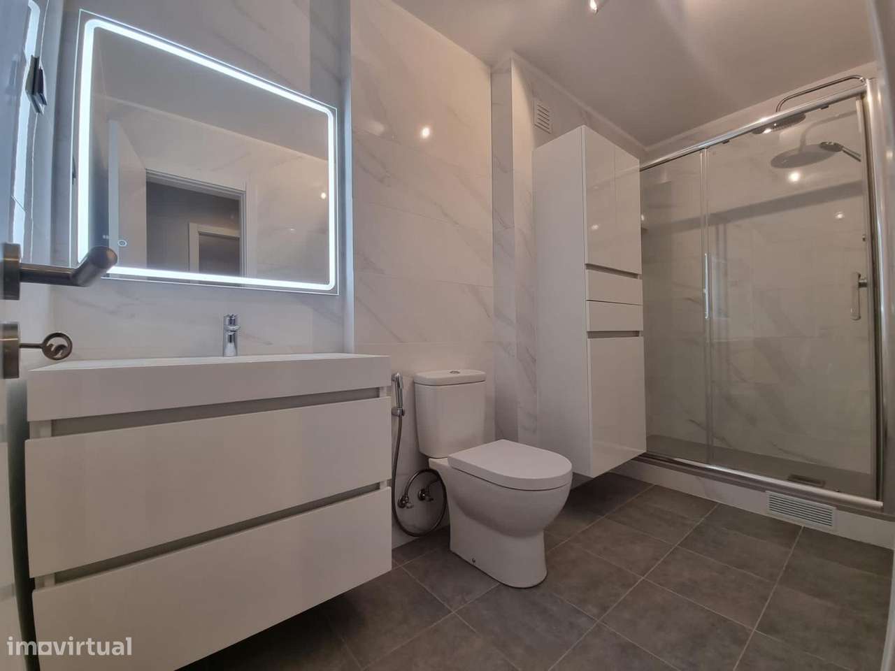 Espetacular T2 todo remodelado em Setubal em prédio com elevador-5