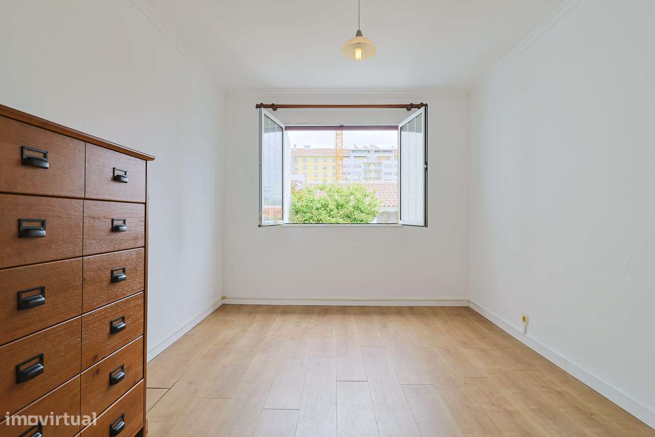 Moradia T2+1 com sótão, garagem, jardim e logradouro – Ponta Delgada-29