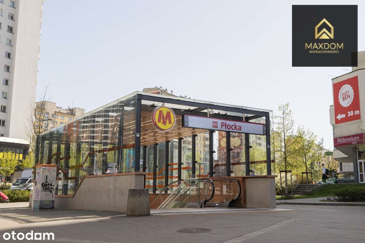 Przy samym wejściu do Metra Płocka + parking-1