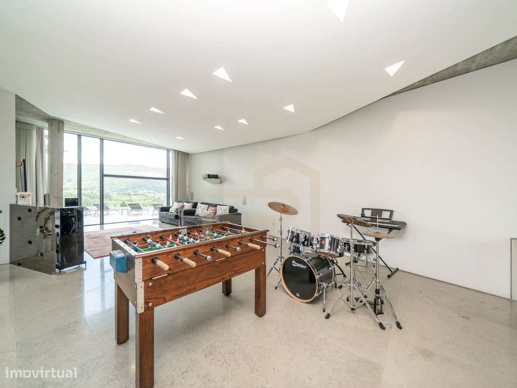 Exclusiva Moradia de Luxo com Design Contemporâneo-7