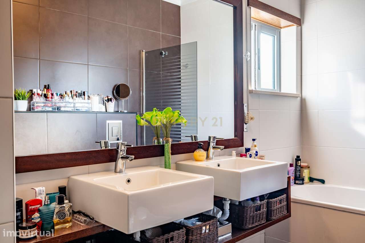 DUPLEX T2 DE CANTO COM AMPLAS VARANDAS E GARAGEM PERTO DA PRAIA!-37