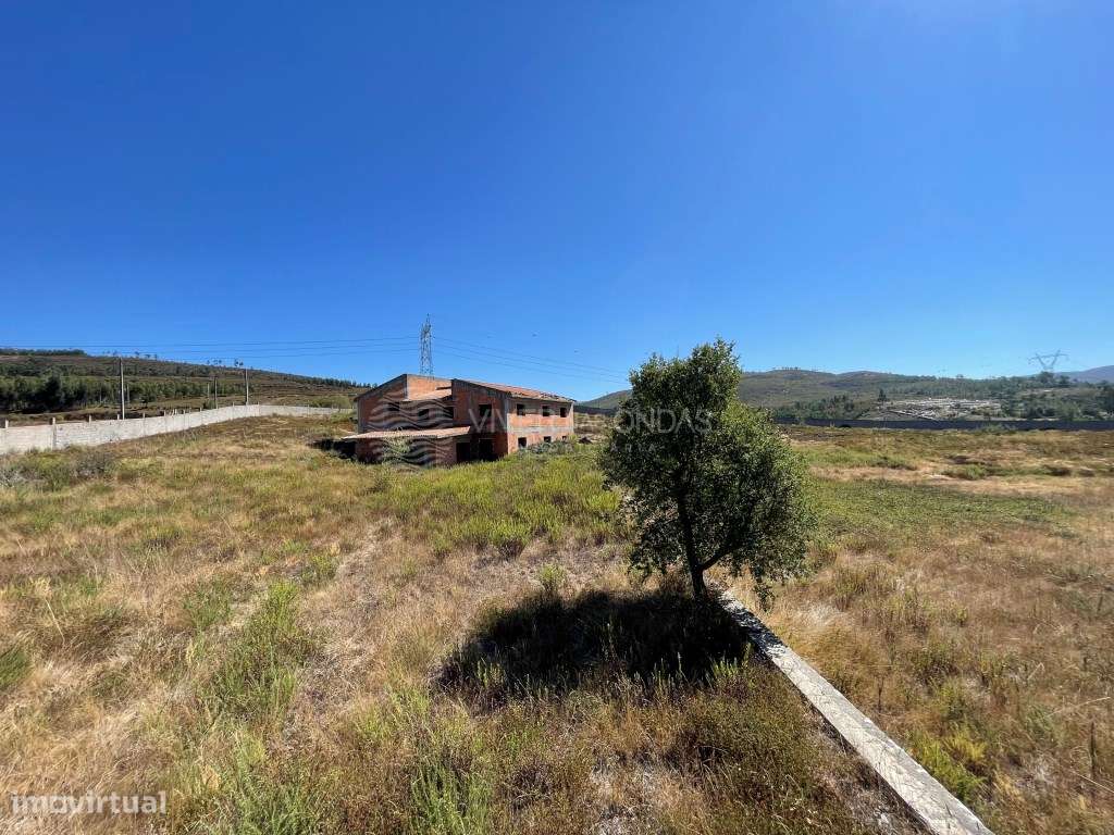 Terreno com moradia inacabada, em Sobreira - Paredes. - Grande imagem: 3/15